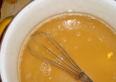 1. Этап. Торт Пизанская башня: 5. Немного остужаем, а затем вводим по одному яйца.