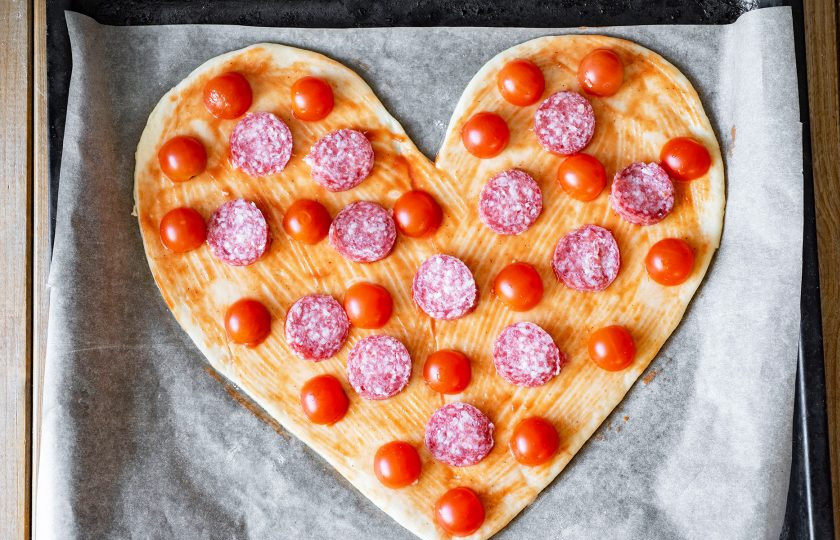 1. Этап. Пицца Сердце: Разложите также равномерно тонкие кружочки салями.