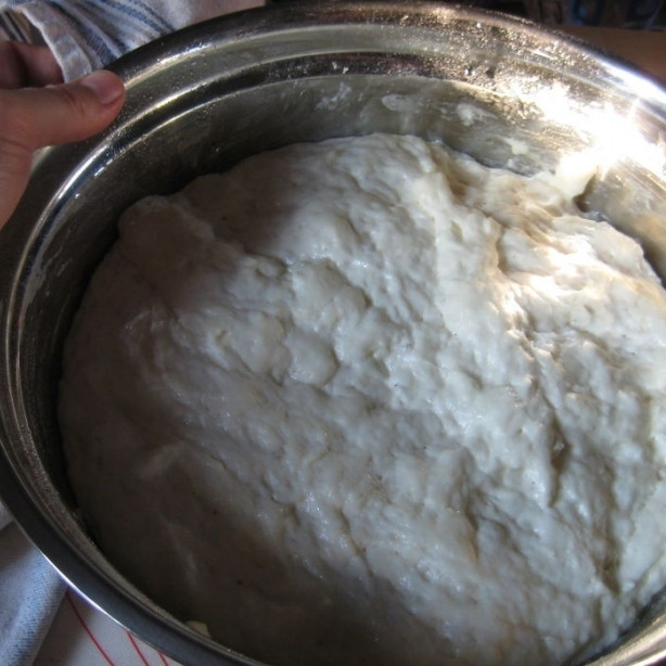 1. Этап. Пицца по-домашнему: Накрываем миску с тестом полотенцем и оставляем в теплом месте на 1 час. Тесто за это время должно подняться, увеличиться в объеме.