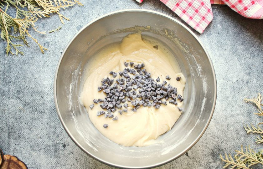 1. Этап. Кексы Нежность: Добавьте в тесто шоколадные капли и перемешайте.