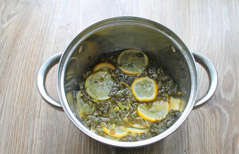 1. Этап. Варенье из мяты с лимоном: Поставьте на средний огонь и доведите до кипения. Варите все на медленном огне в течение 15 минут. Снимите с огня, закройте крышкой, остудите и оставьте в холодильнике на 12 часов.