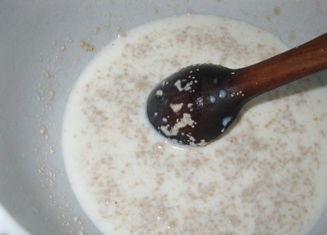 1. Этап. Пасхальный кулич простой: Приготовим опару: в теплом молоке разведем дрожжи.