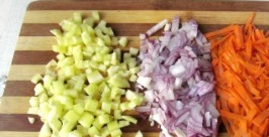 1. Этап. Суп из куриных желудков: Промойте под холодной водой морковь, лук и перец. Затем овощи нарезаем.