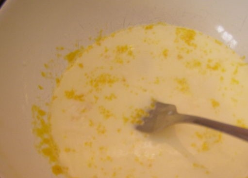 1. Этап. Нежные блинчики: 1. Перед тем как приготовить нежные блинчики, подготовьте яйца. Отделите желтки от белков. Желтки смешайте с сахарным песком, посолите по вкусу, добавив полстакана молока, тщательно взбейте вилкой.