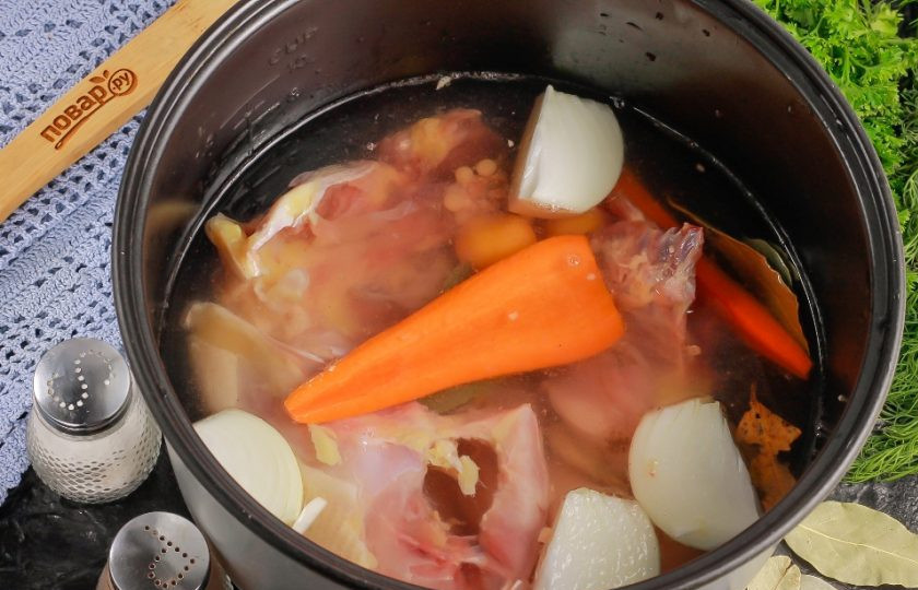 1. Этап. Холодец из курицы без желатина в мультиварке: Влейте горячую воду и активируйте на табло техники режим 