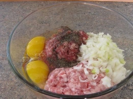 1. Этап. Сырный рулет с фаршем: Ставим в предварительно разогретую духовку на 20 минут с температурой 180 градусов. Теперь приготовим начинку для нашего рулета. Смешиваем два вида фарша: говяжий и свиной. Мелко нарезаем одну крупную или две небольшие луковицы. Добавляем лук в фарш, туда же два яйца. Солим и перчим по вкусу.