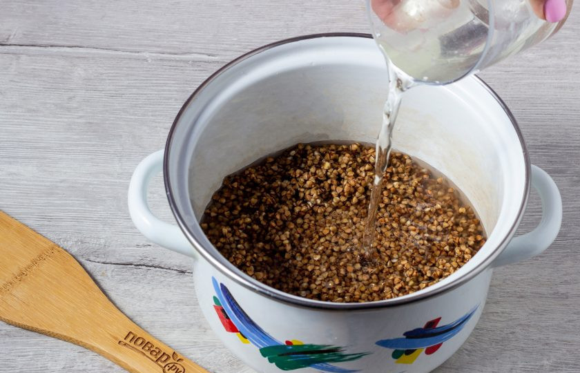 1. Этап. Каша на курином бульоне: Выложите крупу в кастрюлю и залейте бульоном. После закипания варите на медленном огне до готовности 15-20 минут. Когда крупа распарится и влаги останется совсем немного, можно выключать и дать каше 