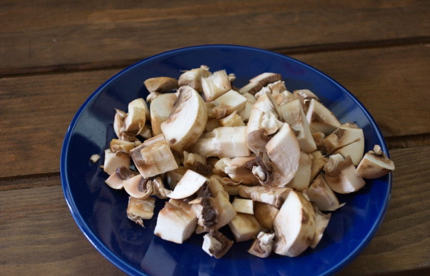 1. Этап. Пирожки с белыми грибами: Шампиньоны нарезаем кусочками.