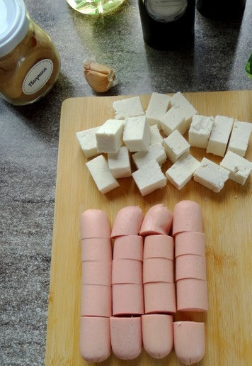 1. Этап. Пикантные шашлычки из сосисок и сыра: Нарезать сыр и сосиски.