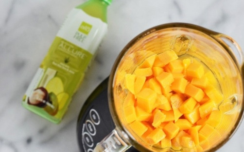 1. Этап. Диетический десерт на праздник: Перекладываем кусочки манго в блендер, добавляем сок лимона и алоэ вера. Взбиваем все до однородной массы.