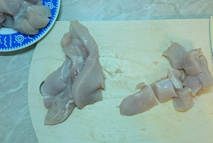 1. Этап. Куриная грудка с брокколи и сыром: Куриное филе промойте, обсушите при помощи бумажных полотенец и порежьте небольшими кусочками.