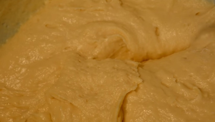 1. Этап. Пирог с абрикосами (простой и вкусный): 4. К жидким составляющим порционно просеиваем муку. Перемешиваем, получается густое тесто.