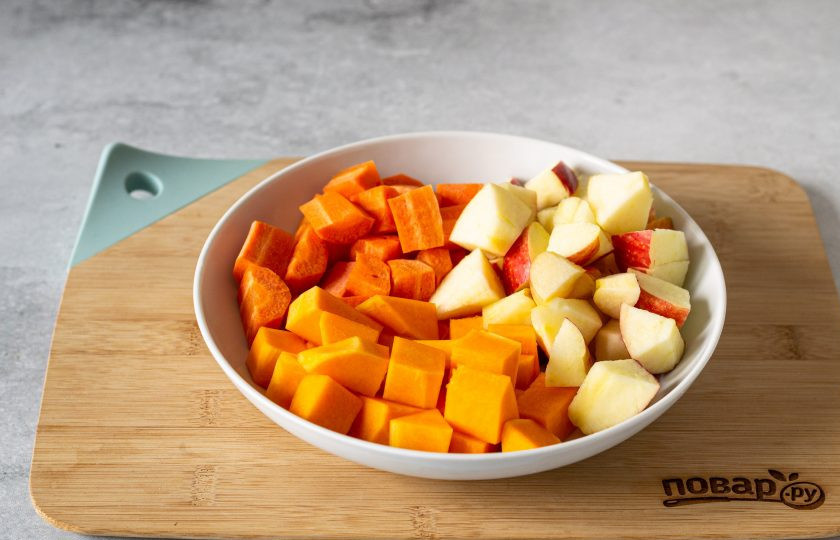 1. Этап. Тыквенный фреш: Морковь и тыкву очистите от кожуры, удалите семена, нарежьте кубиками. Яблоки очищать не нужно, просто удалите сердцевину и нарежьте на ломтики среднего размера.