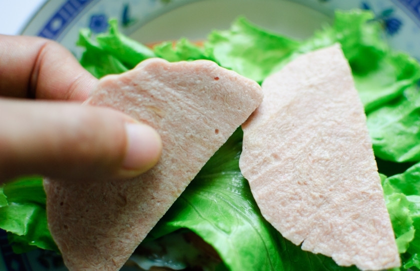 1. Этап. Сэндвич с колбасой: Затем ломтики колбасы, можете разделить напополам.