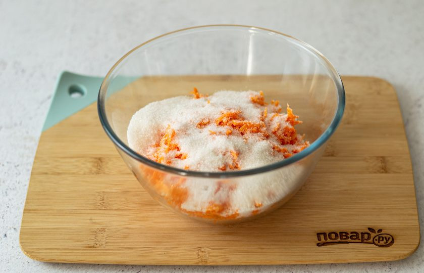 1. Этап. Веганский морковный кекс: Руками смешайте ее с сахаром, чтобы она выделила много сока.