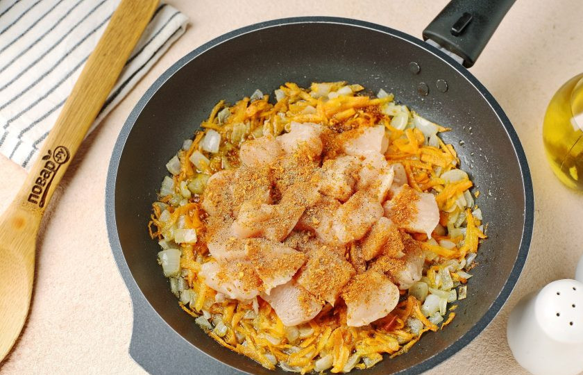 1. Этап. Суп на завтрак: Посолите и добавьте специи.