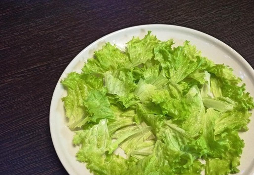 1. Этап. Салат Морское путешествие: Собираем салат. Листья салата промыть, обсушить и нарвать кусочками.