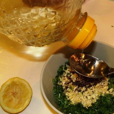 1. Этап. Курица в кинзе: Смешиваем измельченную зелень, чеснок, перец, сок половины лимона и масло.