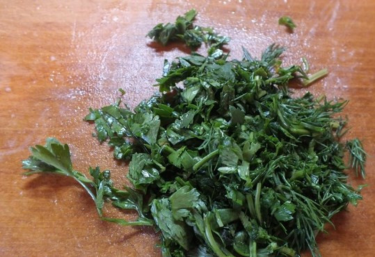 1. Этап. Салат из цветной капусты с яйцом: Рубим зелень.