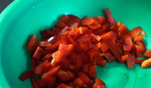 1. Этап. Чахохбили из индейки: Перец болгарский – кубиком или как придется.