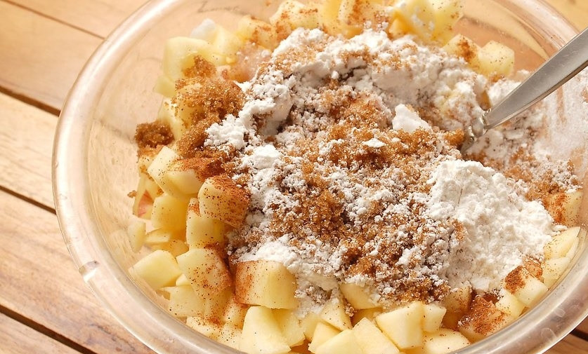 1. Этап. Пирог с яблоками (открытый): Приготовим начинку. Яблоки промываем, очищаем и нарезаем мелким кубиком, смешиваем с коричневым и белым сахаром, лимонным соком, корицей и мускатным орехом. Хорошенько все перемешиваем, чтобы пряности и сахар равномерно распределились по всей поверхности.