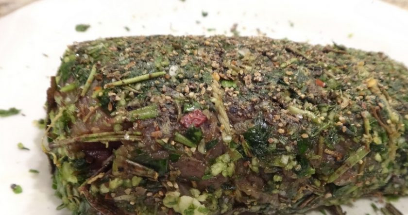 1. Этап. Карпаччо: 2. Теперь отдельно смешаем соус: горчицу, лимонный сок, уксус, соль и перец. Этим соусом сбрызнем мясо, но оставим немного и для подачи на стол.