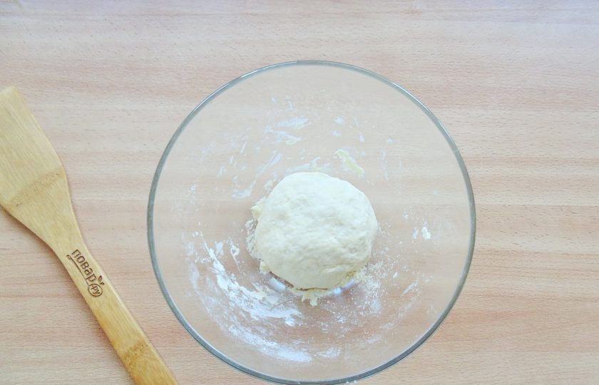 1. Этап. Лотарингский киш: Налейте в миску ледяную воду и замесите тесто. Поставьте его в холод на 30-40 минут.