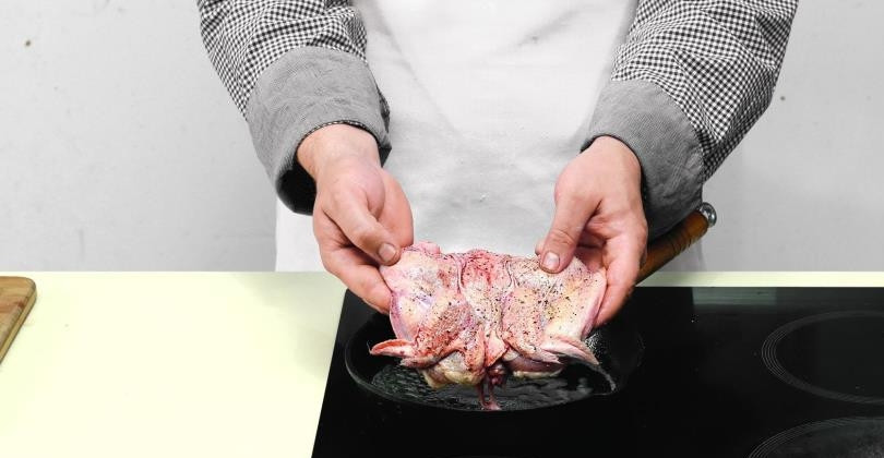 1. Этап. Курица целиком: Сливочное масло растопите на большой сковороде с толстым дном, чтобы вся курица могла поместиться. Жарьте курицу, прижимая гнетом, до образования корочки.