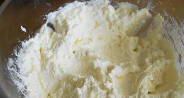 1. Этап. Блинчики с творогом и вишней: Для начинки растираем творог с сахаром, сметаной и ванилином.