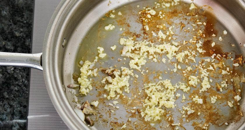 1. Этап. Треска, обжаренная на сковороде с черри: 3. Удалите рыбку со сковороды, верните сковороду на огонь. Очистите и мелко нарежьте чеснок, обжарьте его для появления аромата.