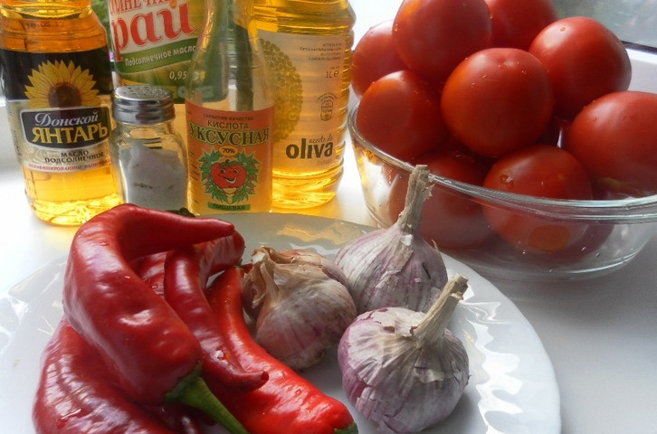 1. Этап. Аджика простая: Тщательно промойте овощи. Чеснок очистите. Перец можно очистить от семян или оставить как есть, если хотите аджику поострее.