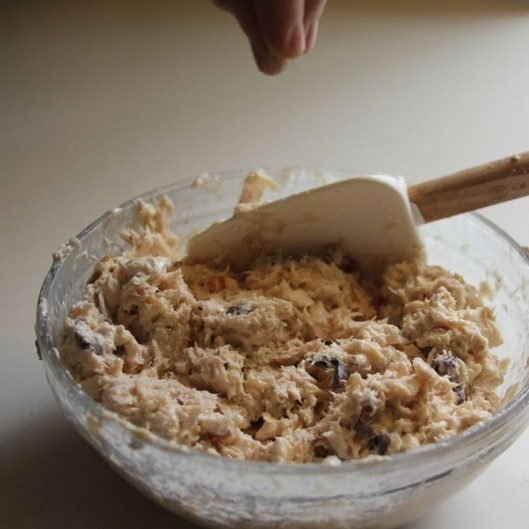 1. Этап. Салат из рыбных консервов: Солим, перчим, перемешиваем.