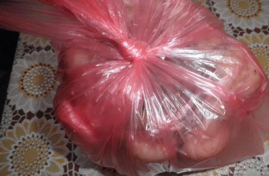 1. Этап. Рулет из свинины вареный: 3. Теперь складываем в пакет плотный или в специальный пакет для выпечки. Тем временем подготавливаем посуду для варки мяса.