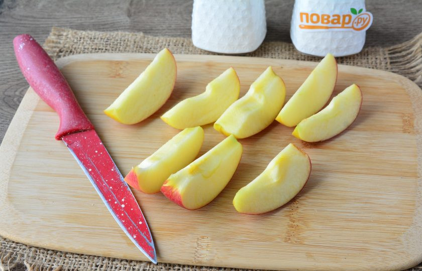 1. Этап. Скумбрия с яблоками запеченная в духовке: Яблоки нарежьте средними дольками.