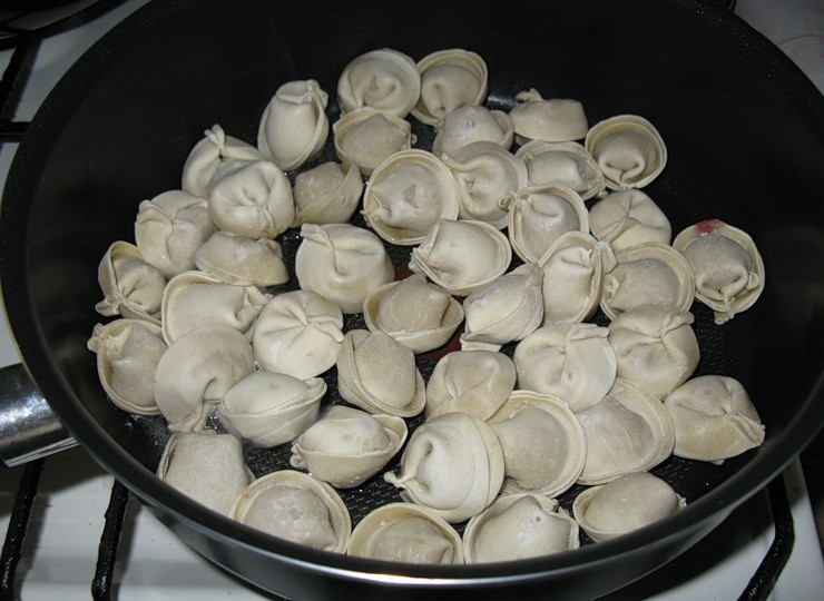 1. Этап. Жареные пельмени: 2. Выложите на сковороду в один слой и оставьте обжариваться на среднем огне.