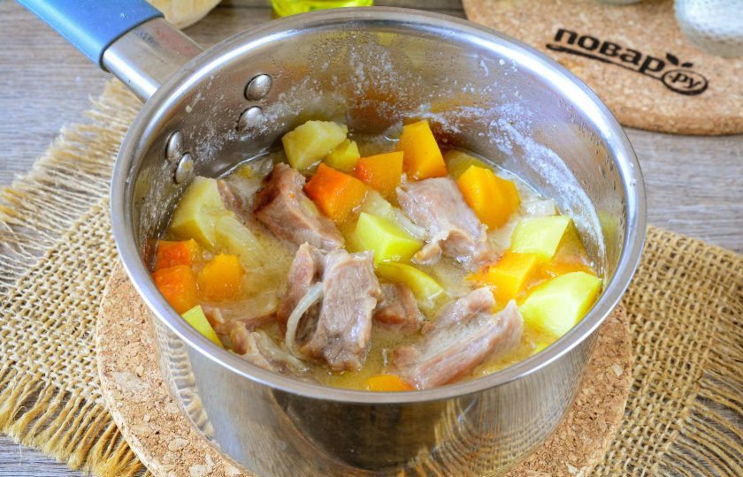 1. Этап. Гуляш по-мароккански: Гуляш готов — мясо мягкое и нежное, овощи полностью приготовлены.