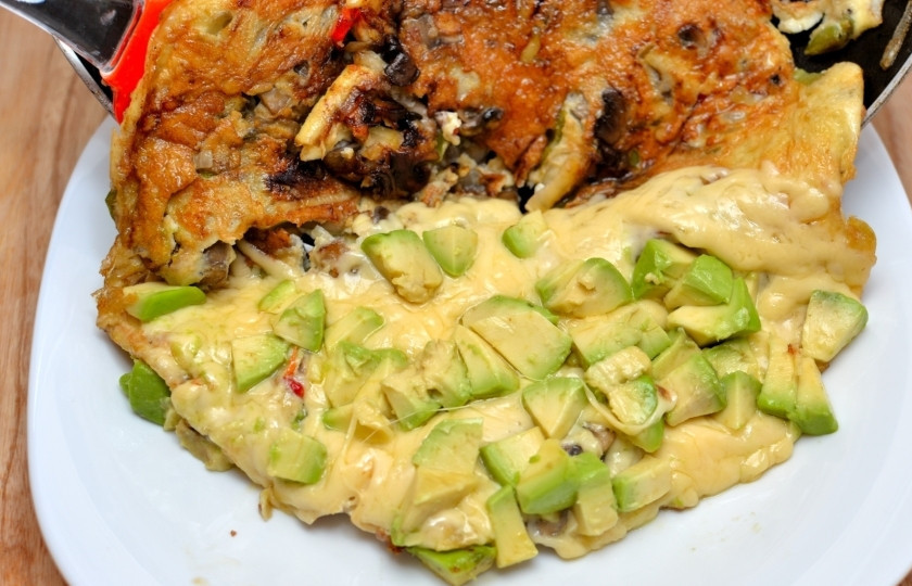 1. Этап. Омлет с сыром и овощами: Когда сыр расплавится, авокадо 