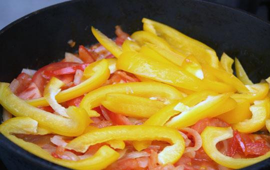 1. Этап. Дорада с овощами: Далее добавляем брусочками нарезанный сладкий перец и крупно натертый свежий имбирь. Тушим еще 10 минут, помешивая, затем снимаем с огня.