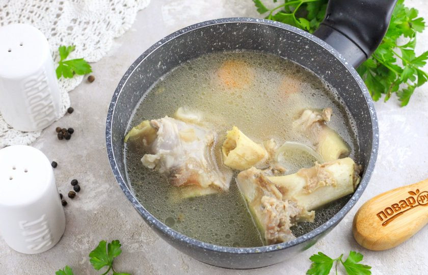 1. Этап. Бульон на сахарной кости: Снова залейте кости и овощные нарезки горячей водой, добавьте соль, горошины перца и лавровые листья. Отварите бульон после закипания на умеренном нагреве минимум 1,5 часа.