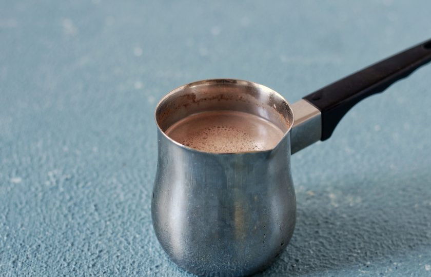 1. Этап. Апельсиновое какао: В ковшике нагрейте миндальное молоко с какао.