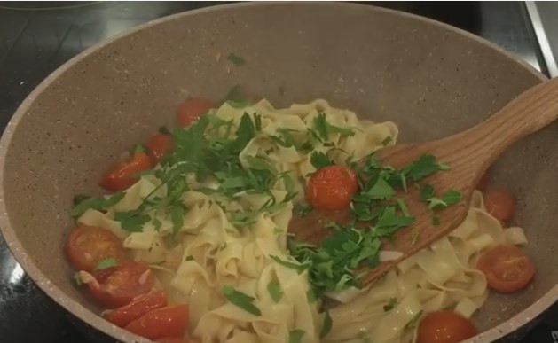 1. Этап. Домашние макароны: 12. Пару ложек воды из-под макарон вылейте в сковороду с томатами, поставьте последнюю на маленький огонь. Сваренную пасту переложите в сковородку. Добавьте зелень и минуту-две подержите так пасту, перемешивая.