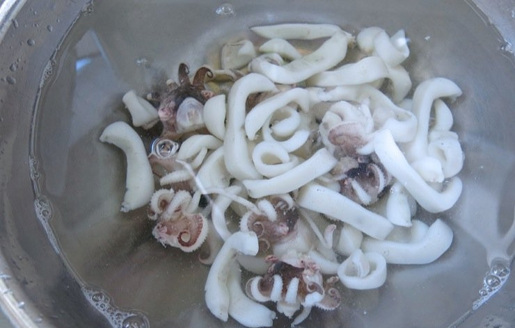 1. Этап. Салат Дары моря: Вино влейте в 1,5 литра воды и разлейте жидкость по 3 кастрюлям, в каждую добавьте лавровый лист. Кальмара порежьте полосками и сварите с осьминогами, а гребешки и креветки сварите в разных кастрюлях. Креветки варятся минуту-полторы. Остальные морепродукты - 3-4 минуты.