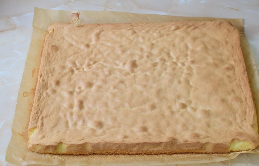 1. Этап. Бисквитный рулет с кремом из сливок: Выпекайте сам бисквит при температуре 180 градусов, примерно 15 минут. Ориентируйтесь по своей духовке.