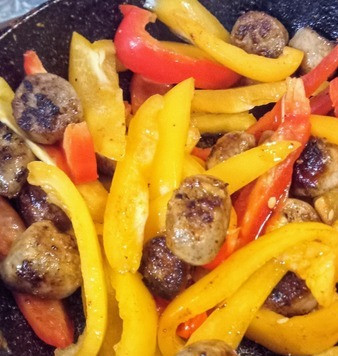 1. Этап. Фрикадельки из колбасок со сладкими перцами: Добавить чеснок, копчёную паприку и готовить минуту. Затем добавить перцы, щедро посолить и тушить под крышкой 8-10 минут. Тщательно перемешать, снять крышку, увеличить огонь и готовить ещё 10 минут, до того, как перцы станут сладкими и липкими. ,