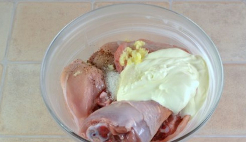 1. Этап. Курица с картошкой в сметане: 5. К курице добавьте чеснока, выдавленного через чеснокодавилку, еще 100 грамм сметаны, соли и перца по вкусу. Хорошенько перемешайте и оставьте мариноваться на 20-30 минут.