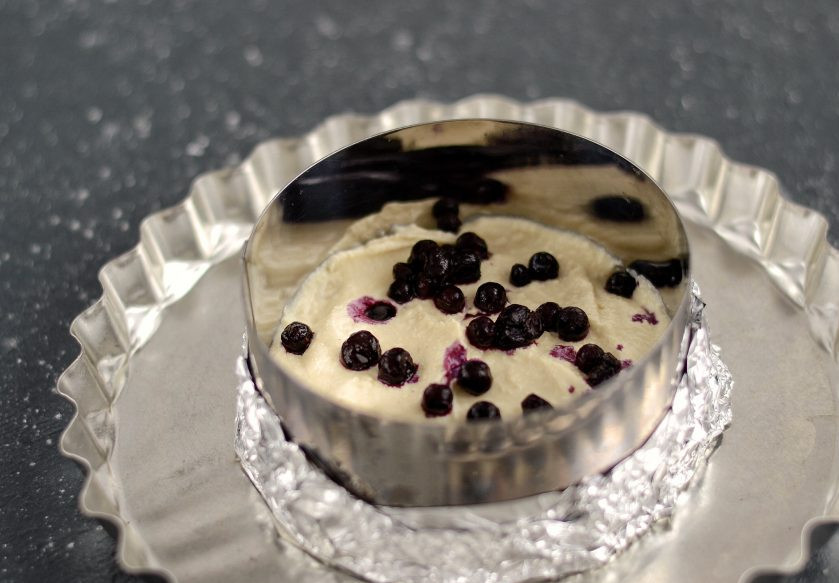 1. Этап. Запеканка без творога: Выложите в форму для выпечки 1/3 массы из тофу, добавьте часть ягод так, чтобы они не окрасили полностью запеканку. Сверху снова добавьте слой тофу, затем ягоды. Выпекайте запеканку в духовке в течение 30-40 минут при температуре 180 градусов.