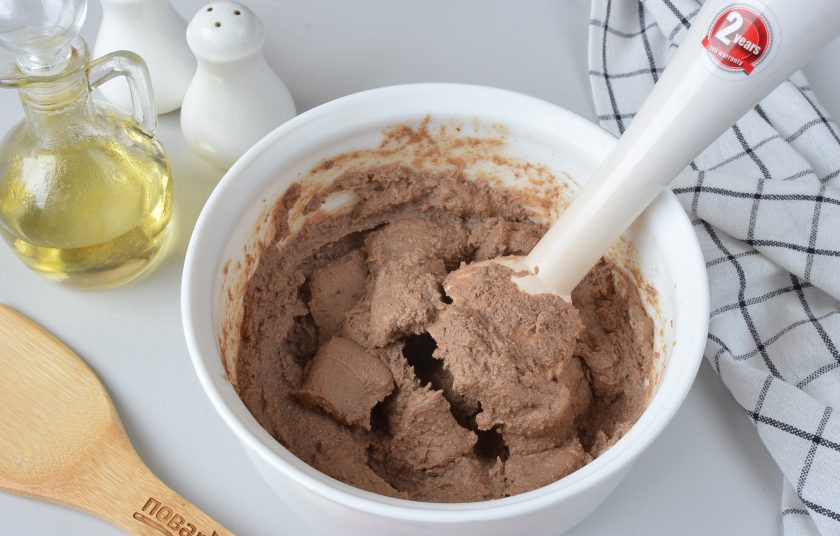 1. Этап. Бутерброды с паштетом из печени: Погружным или стационарным блендером измельчите печень с маслом, пока не образуется однородная плотная консистенция. Разровняйте ложкой, накройте пищевой пленкой 