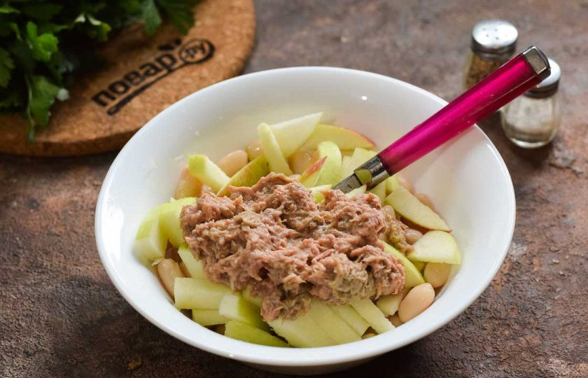 1. Этап. Салат с тунцом, яблоком и фасолью: Добавьте в салат тунец.