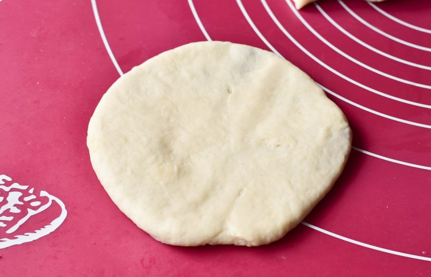 1. Этап. Хачапури с фасолью: Скрепите края, немного раскатайте хачапури.