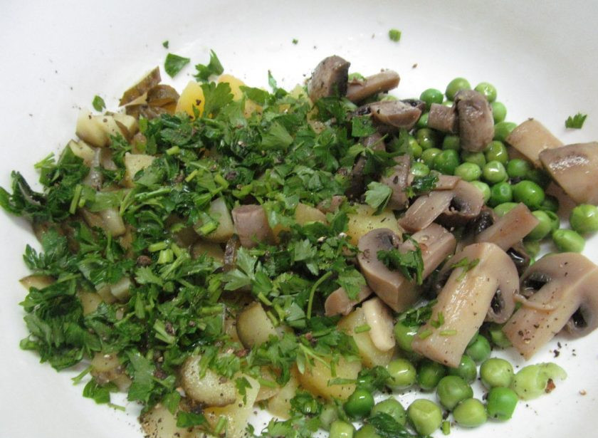 1. Этап. Салат Таежный: Мелко нарежьте зелень - укроп или петрушку. Заправьте салат растительным маслом, посолите и поперчите по вкусу.